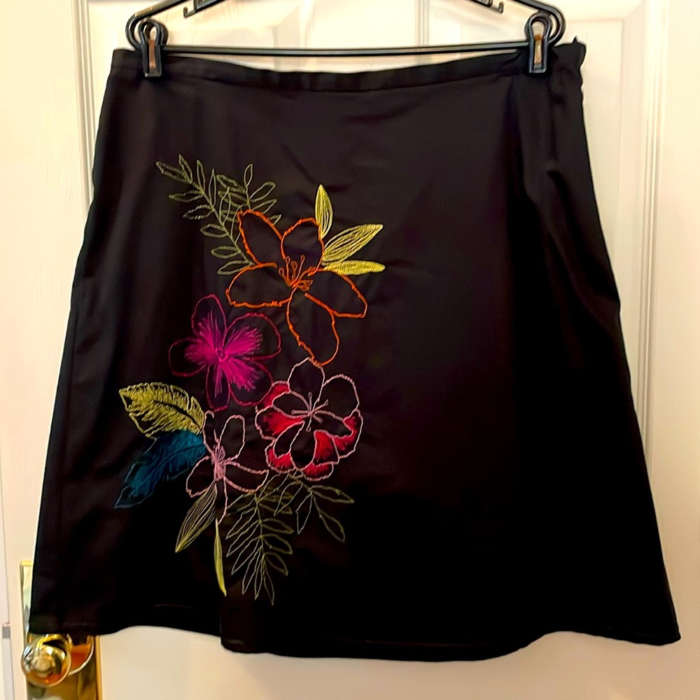 Plus 16 Liz Claiborne black skirt - color floral embroidery - Easy side Zip